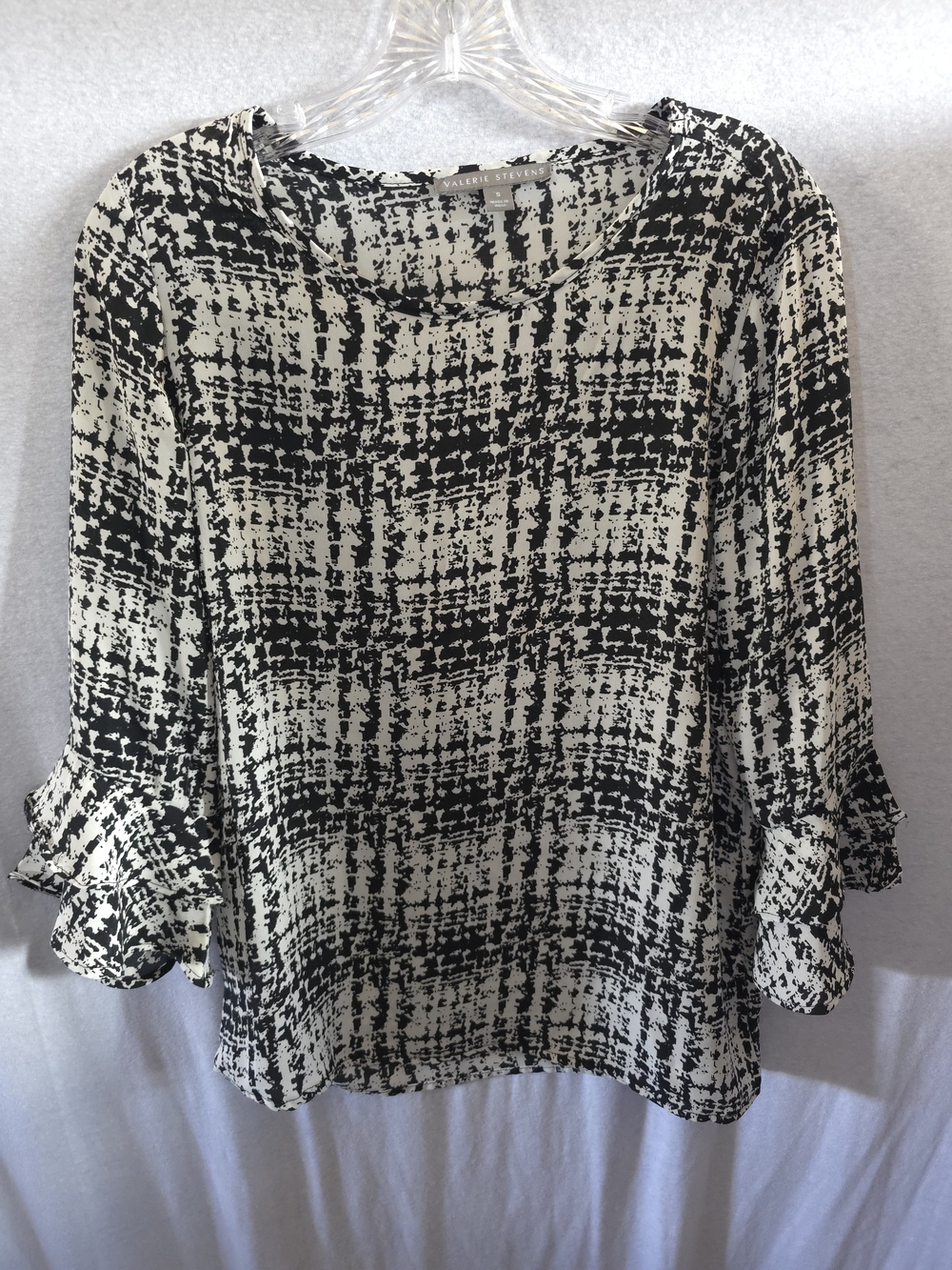 Valerie Stevens Black & White Abstract Plaid Ruffle Sleeve Blouse